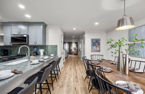 Montrose House | Walkable Montrose 2BR | Music Retreat | Sleeps 10