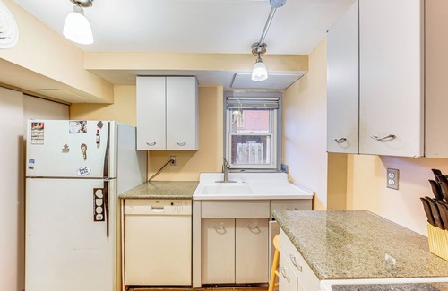 South Side Slopes Apartment | Walkable Studio in the Heart of Pittsburgh!