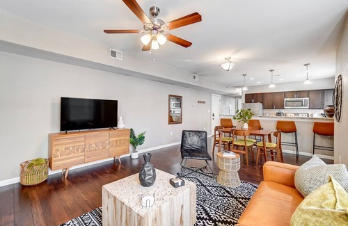 Oakley Apartment | Walkable to Oakley Square-Newly Renovated-King Bed