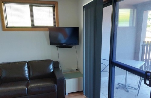 Bellerive Apartment | Walking Distance Blundstone Arena, Public Transport and Shopping