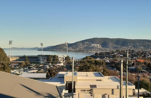 Bellerive Apartment | Walking Distance Blundstone Arena, Public Transport and Shopping