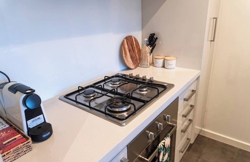 Ascot Vale Apartment | Walking Distance to Showgrounds & Free Parking!