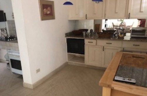 Gibbes House | Walking distance to Gibbs Beach!!