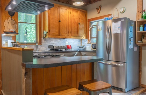 Fennville House | Walking distance to Lake Michigan! Cozy Cottage