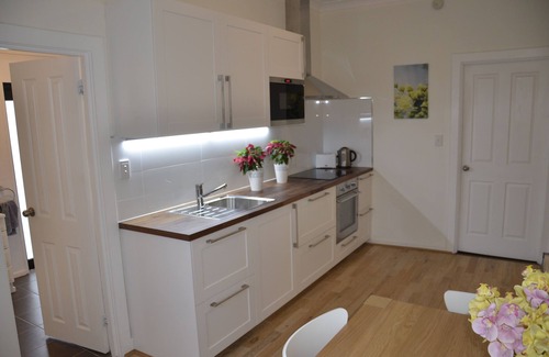 Nedlands Apartment | Walking distance to SCGH, Hollywood and Perth Childrens Hospital