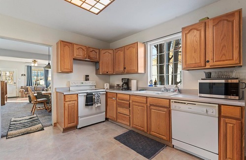 La Grande House | Walking Distance to Town Discount Ski Passes TRAVELERS WELCOME