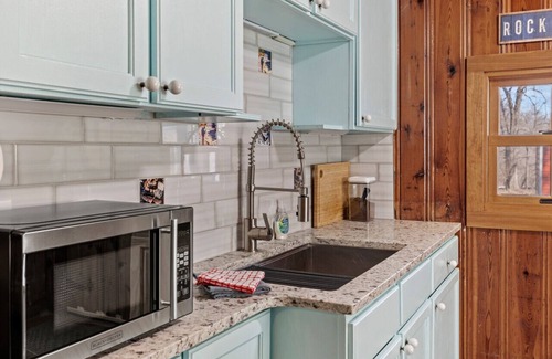 Rockaway Beach House | Walking distance to Lake Taneycomo!