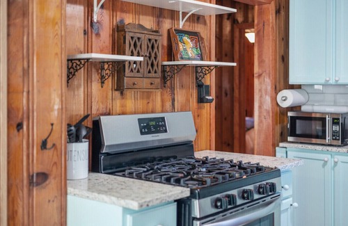 Rockaway Beach House | Walking distance to Lake Taneycomo!