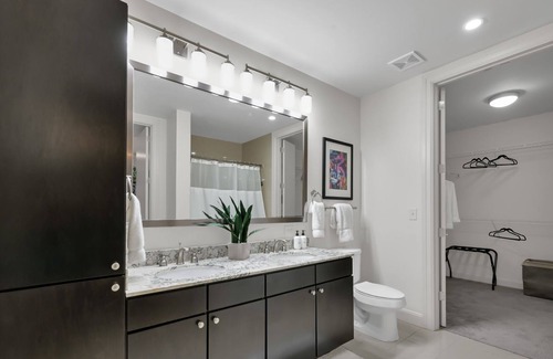 The Woodlands Apartment | Walking Distance to Dine & Shop, Resort-Style Pool, Amenities, Lux Apt