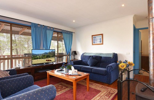 Ellalong Cottage | Wallaby Cottage - cute Accom in bushland setting