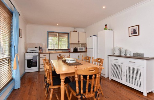 Ellalong Cottage | Wallaby Cottage - cute Accom in bushland setting