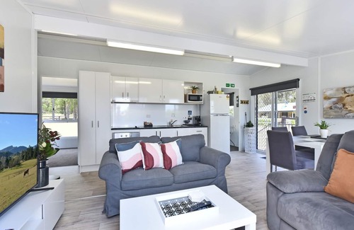 Ellalong House | Wallaby Gully Farm Cottage - Peace, Quiet, Serenity