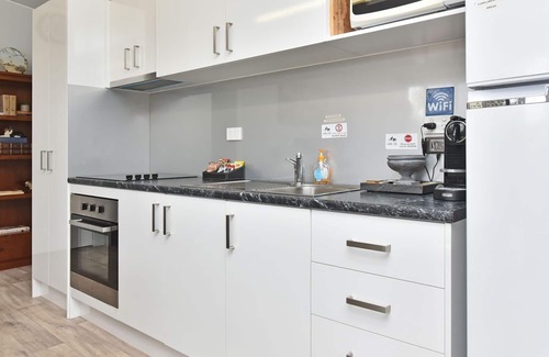 Ellalong House | Wallaby Gully Farm Cottage - Peace, Quiet, Serenity