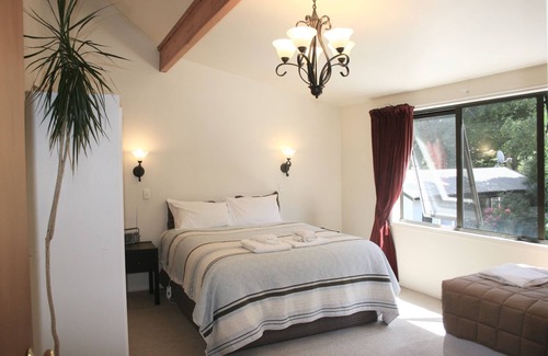 Christchurch Cabin | Walnut Grove Lodge sleeps 26, Spa, Tennis Court