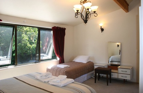 Christchurch Cabin | Walnut Grove Lodge sleeps 26, Spa, Tennis Court