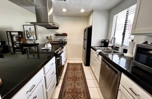 Palm Desert Condo | Want an amazing view on the 18th green next to the clubhouse? Look no further!