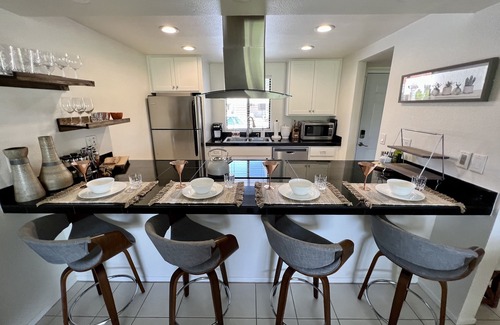 Palm Desert Condo | Want an amazing view on the 18th green next to the clubhouse? Look no further!