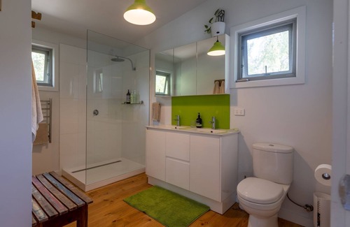Jamieson House | Wanyiora, located just metres from the shoreline of stunning Lake Eildon.