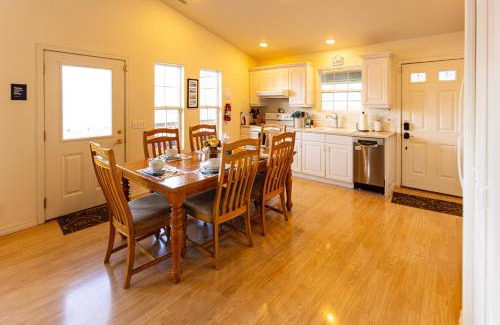 Manson House | Wapato Lake Waterfront Retreat