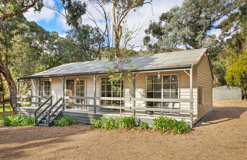 Jamieson House | Wararipa - located just a stone's throw away from the breathtaking Lake Eildon.