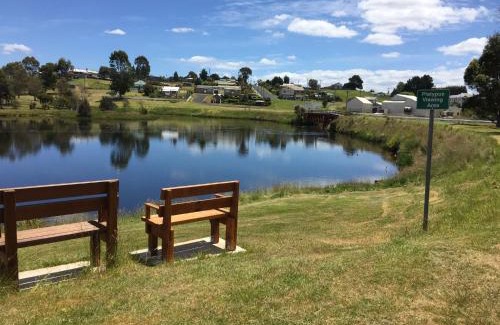Waratah Apartment | Waratah Waterfall Retreat Unit 1 Free Pay TV In Two Rooms Free WiFi