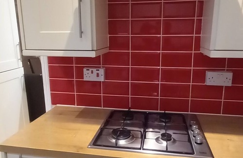 Greenwich House | Warm 4 Bedroom Family Home Near Elizabeth Line Station
