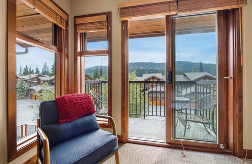 Sun Peaks House | Warm and Beautiful Woodhaven Townhome at Sun Peaks