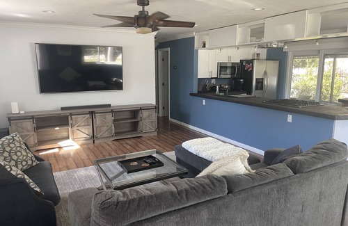 North Andrews Gardens House | Warm and cozy fully remodeled 2/1 house with tons of natural light and gas range