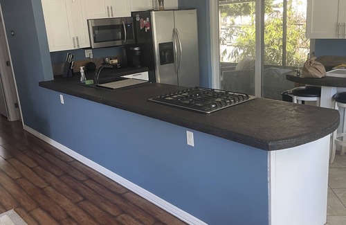 North Andrews Gardens House | Warm and cozy fully remodeled 2/1 house with tons of natural light and gas range