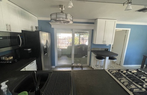 North Andrews Gardens House | Warm and cozy fully remodeled 2/1 house with tons of natural light and gas range