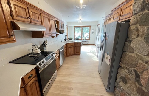 Oshkosh House | Warm and Welcoming Cape Cod. Minutes from EAA