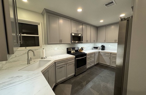 Studio City House | Warm California Retreat with Brand New Kitchen ideally Situated!