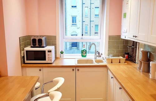 Glasgow Apartment | Warm Cosy Family Home With Free Parking