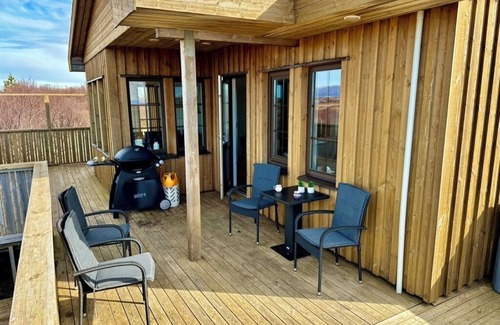Borgarnes Cottage | Warm Cottage for 10 with Guest House and HotTub close to Snæfellsjökull Glacier