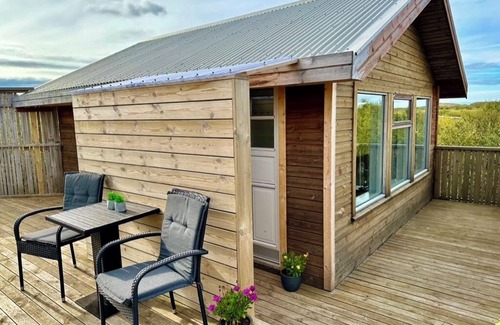 Borgarnes Cottage | Warm Cottage for 10 with Guest House and HotTub close to Snæfellsjökull Glacier
