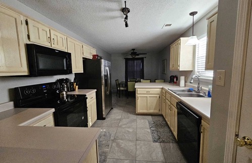 Cordova House | Warm & Cozy 4- Bedroom Home in the heart of Cordova, Close to Everything.