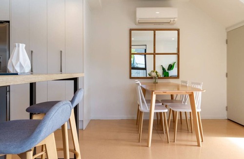 Edgeware House | Warm Family Comfort in the City with Garage Parking