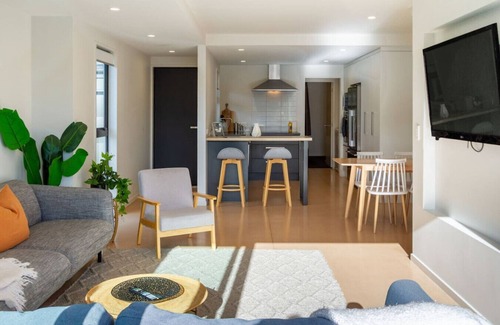 Edgeware House | Warm Family Comfort in the City with Garage Parking