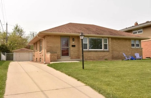 Glendale House | Warm spacious midsize home w/comfort and fun