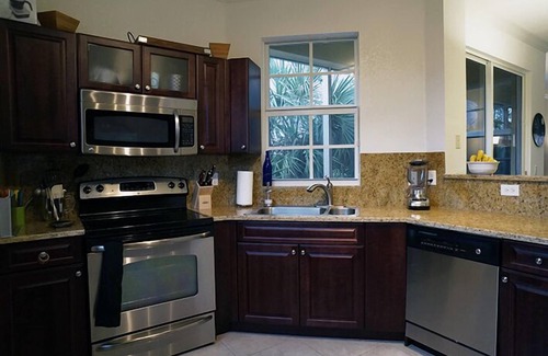 Bonita Springs Condo | Warmth and harmony await you.