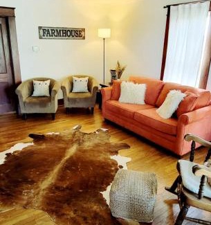 Johnson County House | Warrensburg, UCM, Whiteman AFB, KC Chiefs, Wedding Venue, Bring your Pet, Secluded Farmhouse