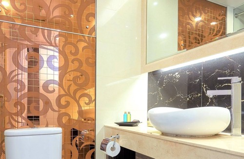 Islands District Hotel | Warwick Hotel