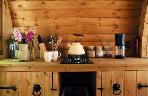 Uckington Cabin | Warwickshire Woodland Glamping Cabin - Oak