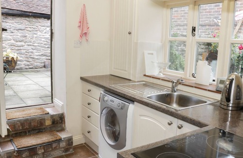 Much Wenlock Cottage | WASH HOUSE COTTAGE, pet friendly, with a garden in Much Wenlock