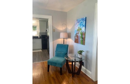 Hickory House | Washer, Dryer, Desk, Smart TV, Blackout Shades, Fully Stocked Kitchen Cookware