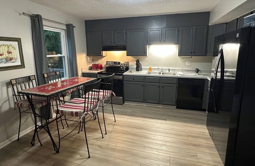 Hickory Apartment | Washer, Dryer, Desk, Smart TV, Blackout Shades, Fully Stocked Kitchen Cookware