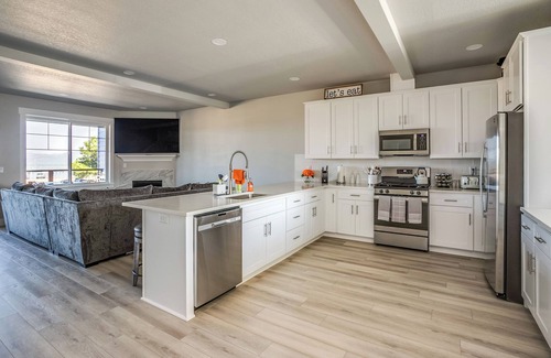 Hammond House | Watch Cargo ships - River View - HOT TUB + Rec Room - Near Ocean & Fort Stevensn