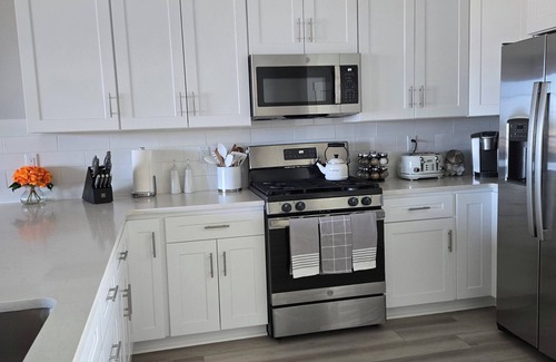Hammond House | Watch Cargo ships - River View - HOT TUB + Rec Room - Near Ocean & Fort Stevensn