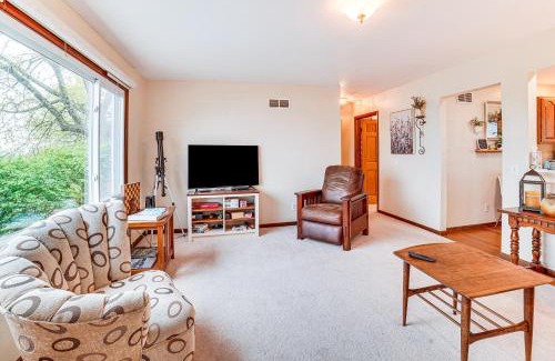 Peoria Heights House | Watch the Sunrise at this Quaint Lake-View Cottage