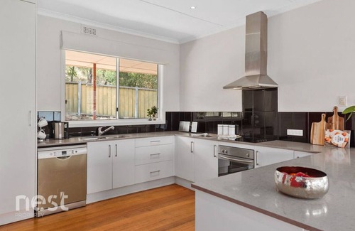Rosny House | Water and bridge view, 10 mins drive from Hobart